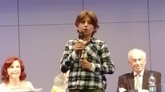 Dante, il bambino poeta che studia a casa e sogna tra libri e montagne