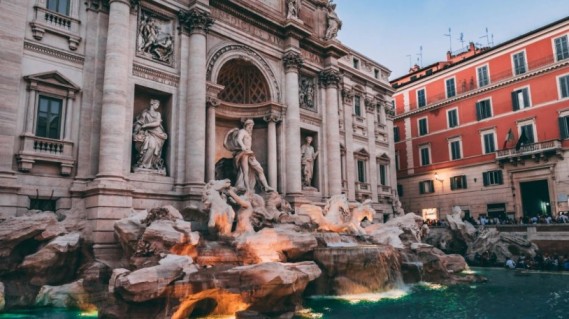 Fontana di Trevi verso il ticket, Roma valuta l’ingresso a pagamento