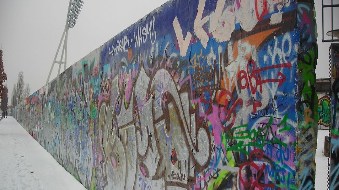 Quando il filo diventa memoria: le foto ricamate che riportano in vita il Muro di Berlino