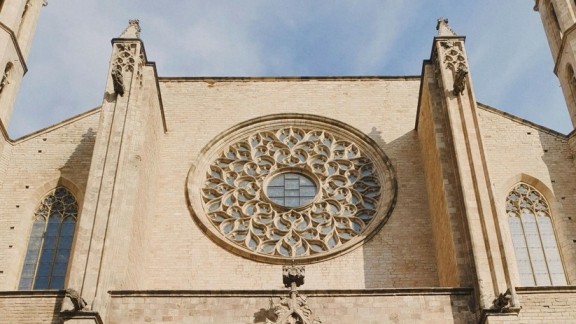 Dalla Barcellona medievale a Napoli aragonese, la saga di Arnau Estanyol che conquista lettori e schermi