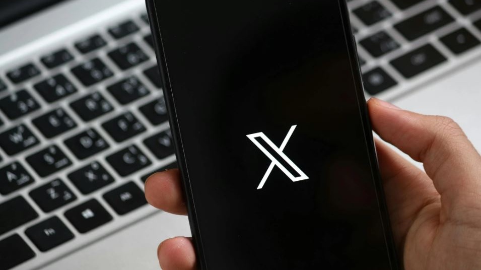 Il governo britannico chiede a Musk di fermare la deriva sessista di Grok