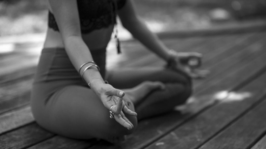 Padmasana: la postura millenaria che accende equilibrio, energia e mente