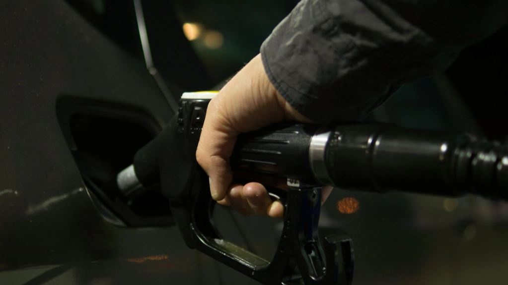 Gli attacchi ucraini contro le raffinerie russe provocano carenza di carburante e rialzo dei prezzi