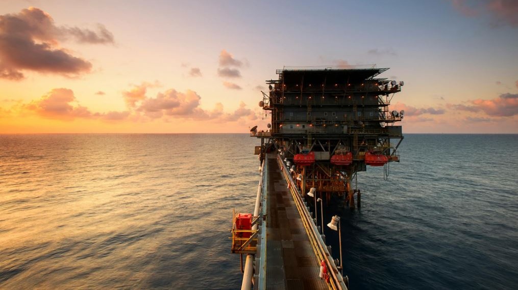 Il mercato petrolifero globale paga la bassa domanda delle grandi economie