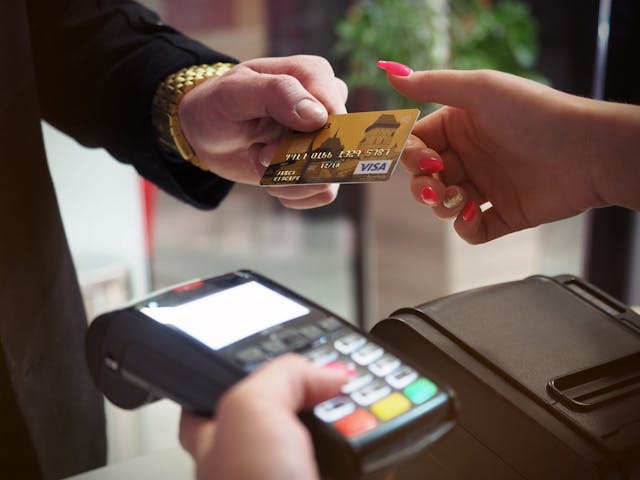 Pagamenti digitali, i giovani faticano più degli adulti. L’euro digitale resta un’incognita