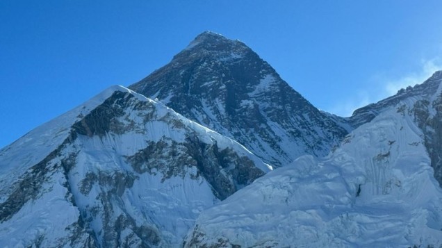Everest, la vetta più alta del mondo soffocata dalla spazzatura