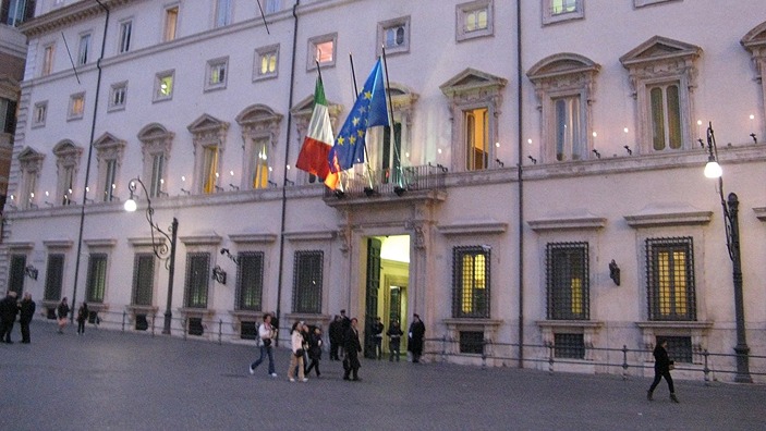 Un terzo degli italiani trova più adatti al governo regimi autoritari