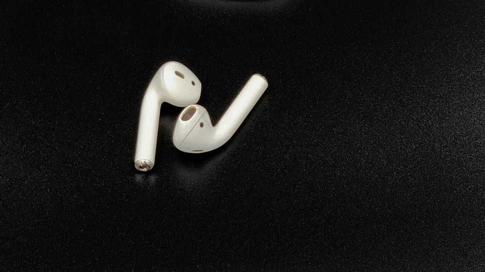 AirPods che traducono in tempo reale, il futuro ora parla tutte le lingue