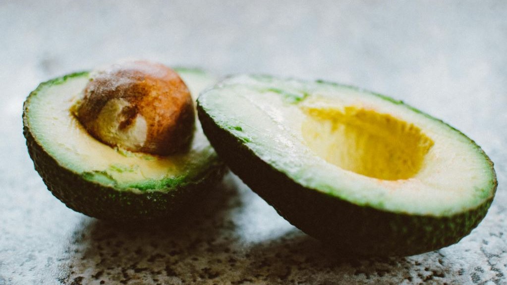 Avocado, il superfood che fa bene al cuore, alla pelle e alla cucina
