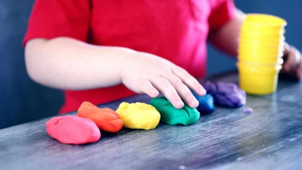 Quando la disuguaglianza entra nel cervello, gli effetti nascosti sui bambini