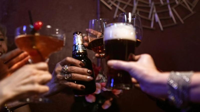 Alcool: la percentuale di americani che bevono ai minimi da quasi 90 anni