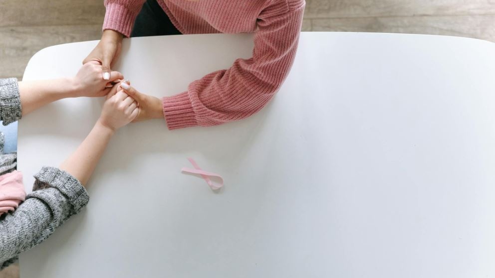 Regno Unito: esaudisce il desiderio della moglie e crea la banca delle parrucche per malati in chemioterapia