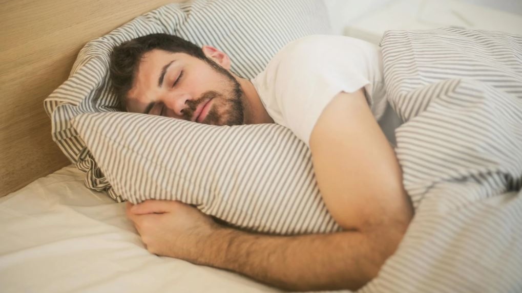 Perché in inverno crolliamo dal sonno, la scienza svela cosa succede davvero al nostro corpo