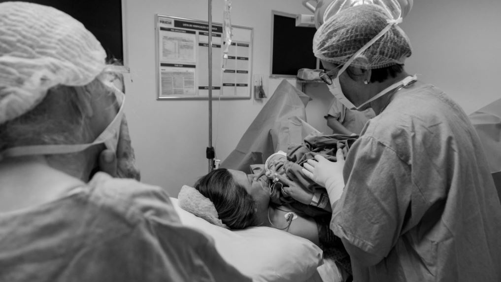 Regno Unito: gli esperti contro il parto in casa, solo con l'assistenza di ostetriche esperte