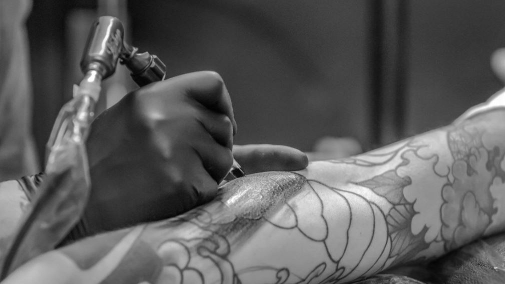 Tatuaggi: in estate necessitano di cure maggiori, ma senza allarmismi