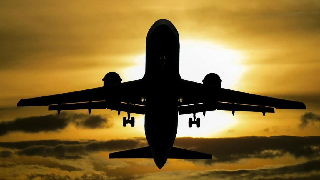Da eroi a vittime: condannato per violenza sessuale il padre dei bambini sopravvissuti ad incidente aereo
