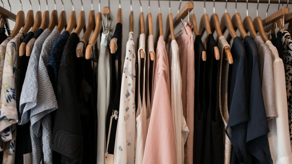 Come vestirsi alla moda nell’autunno-inverno 2025: colori, capi e abbinamenti