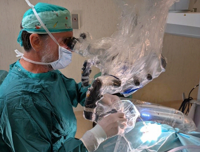 Orecchio bionico al Bambino Gesù: primi impianti cocleari con robot