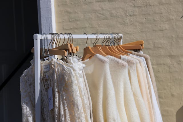 Le mode estive femminili del 2025: trasparenze, eleganza e libertà