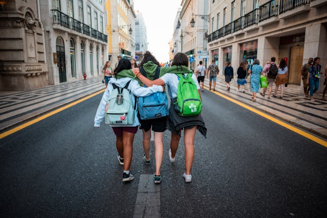 ADOLESCENTI, IL COMPITO-GUIDA DEI GENITORI