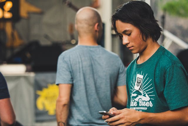 Adolescenti e social media: l'utilizzo aumenta in presenza di disagio psicologico