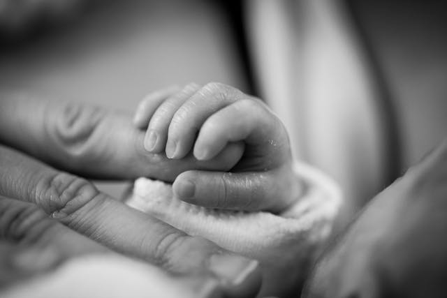 Kangaroo Care: l’abbraccio che cura i neonati pretermine