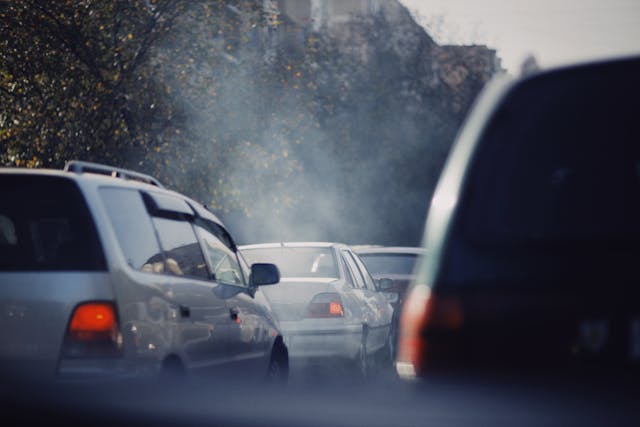 Auto e furgoni, torna a salire la CO₂ nel 2024: l’allarme dell’EEA prima degli obiettivi UE 2025