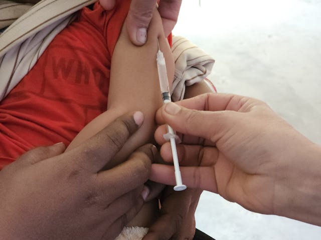 Gli USA tagliano i fondi a Gavi: stop al sostegno per i vaccini ai bambini poveri