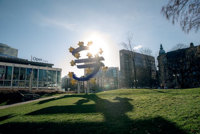 Euro forte: vantaggi e rischi per un’Europa divisa