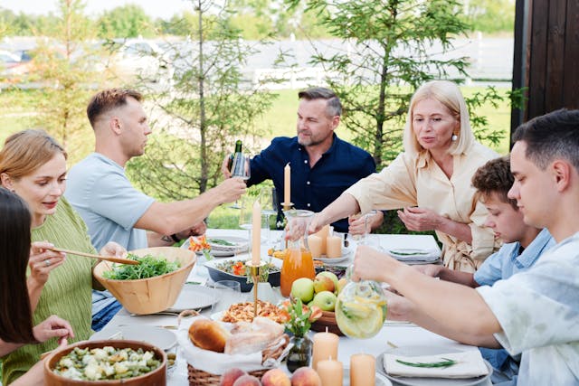 Gli italiani vogliono rallentare: meno digitale e più tempo per mangiare bene insieme