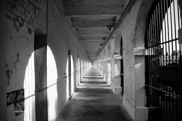 Carceri italiane al collasso: sovraffollamento, caldo estremo e diritti negati