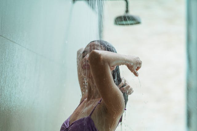 La doccia perfetta? È breve, tiepida e semplice. Parola di esperti