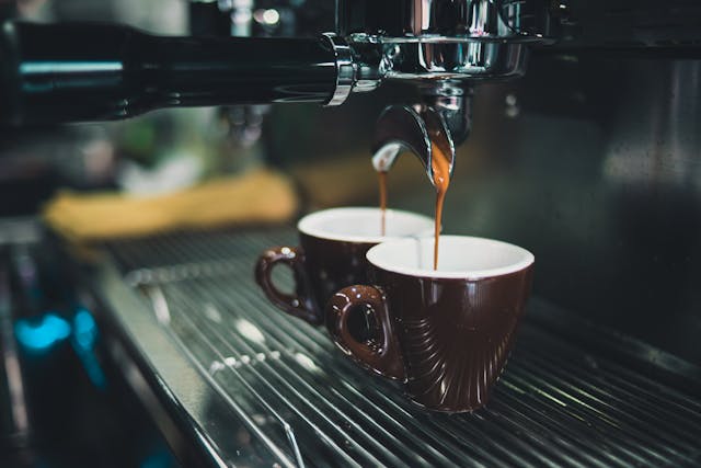 Come la caffeina altera il riposo notturno secondo la scienza