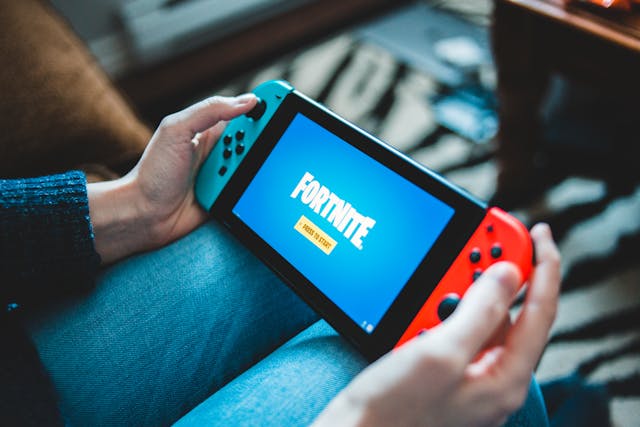 Pedofilia online: quando l’orco getta l’amo nei giochi amati dai bambini