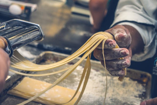 La lunga vita della pasta: storia, critiche e verità di un’icona italiana