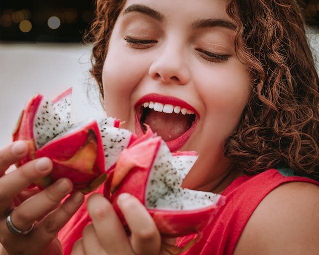 Mangiare senza fame? Guardare gli altri può stimolare l’appetito, lo dice la scienza