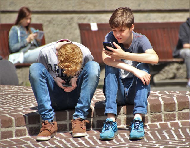 Smartphone e depressione nei giovani: dormire meno cambia il cervello