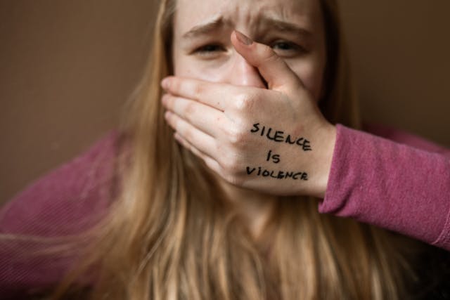 Violenza sessuale, il trauma del confronto in aula