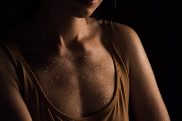 Sudorazione eccessiva: quando il caldo rivela una patologia chiamata iperidrosi